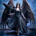 Nummern 1–31 unten. Eine Frau mit schwarzen Flügeln, Vogel auf der Hand, dunkles Kleid, maskenähnliche Augenabdeckung.