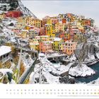 Kalenderblatt für Dezember. Schneebedeckte, bunte Häuser an einer steilen Küste, unten Boote am Wasser.
