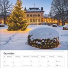 "Dezember", Kalender zeigt verschneite Landschaft mit beleuchtetem Baum und historischem Gebäude im Hintergrund.