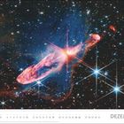 Ein Bild des Weltalls mit vielen funkelnden Sternen und einem leuchtenden, gasähnlichen Nebel. Unten steht "DEZEMBER".