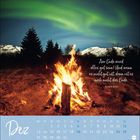 "Am Ende wird alles gut sein! Und wenn es nicht gut ist, dann ist es noch nicht das Ende." – Anselm Grün. Lagerfeuer vor Nordlichtern. Kalenderseite für Dezember.