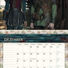 "DEZEMBER" in großen Buchstaben, darunter ein Kalender. Zwei Personen in mittelalterlicher Kleidung und ein Drache.