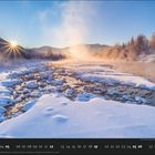 Kalender mit Tagen: 12 in Weiß hervorgehoben. Winterlandschaft mit Fluss, Sonnenaufgang und schneebedecktem Ufer.
