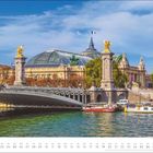 Kalenderblatt für Dezember zeigt eine monumentale Brücke vor einem großen Gebäude, umgeben von herbstlichem Laub.