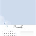 Kalenderseite Dezember, Tage nummeriert, Platz für Notizen rechts, zartes Blatt-Design, ruhiger blauer Hintergrund.