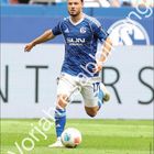 Adrian Gantenbein. Dezember. Ein Fußballspieler in blauem Trikot mit der Nummer 17 dribbelt einen Ball auf einem Spielfeld.