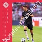 Vorjahresabbildung. Dezember. Josip Stanišić. Ein Fußballer in schwarzem Trikot läuft auf einem Spielfeld. Links Kalender.