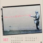 Text: "What we do in life echoes in Eternity", "DEZ". Illustration: Mann sprüht Graffiti auf eine Wand. Kalender unten.