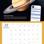 Ringplanet Saturn. Zarte Ringe. Sieben Jahre Sommer. Hier ist es bitterkalt. Viele Monde. Dezemberkalender. Saturnabbildung.