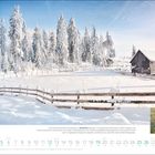 DEZEMBER. Der Schnee verwandelt Transsilvanien in Rumänien in eine glitzernde Winterwelt. Verschneiter Zaun und Holzhütte.