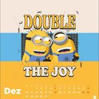 "Double the Joy; Dez; Kalendergrafik mit zwei fröhlichen gelben Figuren in blauen Overalls und Brillen, im Comic-Stil."