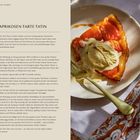 Rezept für Aprikosen-Tarte-Tatin mit Zutaten und Zubereitungsschritten. Daneben ein Teller mit Tarte und Eis auf Tuch.
