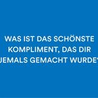 Text: "WAS IST DAS SCHÖNSTE KOMPLIMENT, DAS DIR JEMALS GEMACHT WURDE?" Weißer Text auf blauem Hintergrund.
