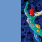 Text: "Blauer Saal". Eine bunte, abstrakte Skulptur an einer dunkelblauen, mosaikartigen Wand.