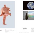 Links: Eine rosa Skulptur eines Wesens auf einem Schwein. Rechts oben: Foto der Erde mit Linien. Rechts unten: Person betrachtet Projektion.