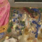 Eine Illustration zeigt einen farbenfrohen, blumigen Boden mit einem reich verzierten, pinken und goldenen Stoff am Rand.