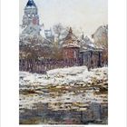 12, 2023. Winterliche Szene mit schneebedecktem Garten, Holzzaun und Kirchturm im Hintergrund. Malerischer Stil.