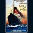 Ein Schiff mit Rauch steigt aus Schornsteinen auf, im Hintergrund farbiger Himmel. Text über Reisen nach Irland in 1906.