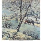 12 Dezember. Verschneite Landschaft mit Baum am Wasser, Pferden und Person, in sanften, winterlichen Farbtönen.