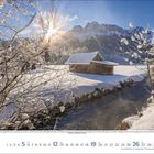 Das Bild zeigt einen winterlichen Bergfluss, eine Hütte, verschneite Bäume und die Sonne strahlt über den Berggipfeln.