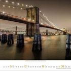 "12 2021" und Kalenderdaten unten. Brücke in Stadtlandschaft bei Nacht mit beleuchteter Brücke über ruhigem Wasser.