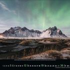 Dezember 2023, Kalenderansicht. Polarlichter über schneebedecktem Berg und Grasdünen unter einem sternenklaren Himmel.