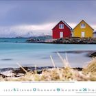 Kalenderseite für Dezember 2023. Drei bunte Holzhäuser am Ufer, im Hintergrund schneebedeckte Berge und ein bewölkter Himmel.