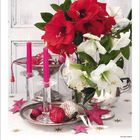 Kalenderblatt mit Dezember 2027. Adventsdekoration: rote und weiße Amaryllis, rosa Kerzen, Sterne und Kugeln.