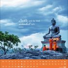 "Lächle und die Welt verändert sich. - Buddha." Eine Buddha-Statue, umgeben von Mönchen in orange, sitzt auf einem Podest. Kalender im Dezember 2027.