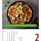 Blumenkohlsteaks mit Koriander-Erdnuss-Pesto. Kalender mit Datum 2. Montag, August. Sonnenaufgang 5:47, Sonnenuntergang 21:08.
