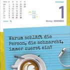 Kalenderblatt für Montag, 1. November. Frage: "Warum schläft die Person, die schnarcht, immer zuerst ein?" Darunter Kaffee und Kopfhörer.