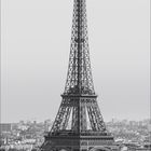 "Eiffelturm, Paris – Frankreich, Höhe: 330 Meter, Bauzeit: 1887–1889. Schwarzweißfoto des Eiffelturms, Kalender stilisiert."