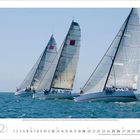 "12 2007", darunter Kalendertage in einer Reihe. Segelboote mit Besatzungen segeln auf offenem Meer in voller Fahrt.