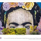 Dezember 2023. Kalenderseite mit Augen und Blumen, Gesicht einer Frau in Kunstform. Bunte Blumen und Sträucher.