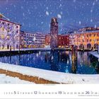 2024 Gardasee. Eine farbenfrohe Illustration des Gardasees in einem modernen Raum mit Pflanzen und Holzmöbeln.