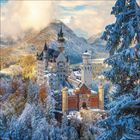 Eine verschneite Landschaft zeigt ein majestätisches Schloss vor bewaldeten Bergen und winterlichem Himmel.