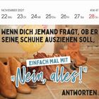 November 2027 Kalender, Spruch: "Wenn dich jemand fragt, ob er Schuhe ausziehen soll, einfach mal mit 'Nein, alles!' antworten." Schuhe im Hintergrund.