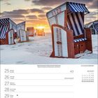 Dezember 2027, Montag 6. bis Sonntag 12., Nikolaus und 3. Advent. Strand mit Dünen und Strandkörben unter blauem Himmel.