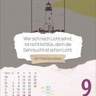 Spruch von Bettina von Arnim über Licht und Sehnsucht. Kalender zeigt den 9. September, Donnerstag, mit Sonnenzeiten, unten ein Leuchtturm-Illustration.