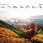 Kalendar: Oktober 2027, KW 42. Text: "BIN FAST FERTIG.* *MUSS NUR NOCH ANFANGEN." Eine Person in einer Hängematte in der Natur.