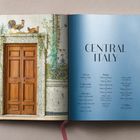 Text: "CENTRAL ITALY" und eine Liste von Städten und Palästen. Links eine hölzerne Tür, rechts blauer Hintergrund.