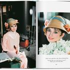 Links: Frau in rosa Kleid, offenes Buch. Rechts: Frau mit Hut und Blumenstrauß. Text: "Audrey trägt ein rosa Kleid".