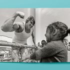Texte: "Franco Columbu joins Arnold for a posing session on the beach in Santa Monica." Zwei muskulöse Männer posieren.