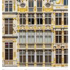 28 So, FEBRUAR. Fassaden mit Goldverzierungen und Statuen. Kalenderlayout mit Wochenübersicht.