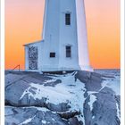 Kalenderseite mit Leuchtturm: Dezember, Adventstage und wichtige Feiertage unten, Peggy's Cove Leuchtturm bei Sonnenuntergang.