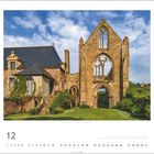 Kalenderblatt 12, Klosterruine Abbaye Beauport, Bretagne. Historische Steinarchitektur mit bewachsenen Mauern.