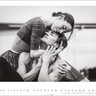 Kalenderseite mit Dezember 2023. Einfühlsame Umarmung eines Tänzerpaares, Schwarz-Weiß-Fotografie.