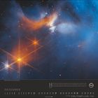 „Heute liefert die Naturwissenschaft bessere Antworten...“ Ein Weltraumfoto mit leuchtenden Sternen und Nebel in Blau-Orange.