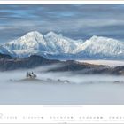 „12“. Bergen mit Schnee. Hügel mit Kirche im Nebel. Kalender mit Datum.