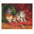 Drei Kätzchen erkunden ein rotes Kissen und ein grünes Tuch in einer gemütlichen Szene. Unten steht die Zahl "12".